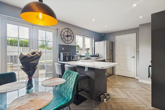 4 Larch Court, Glasgow photo 4