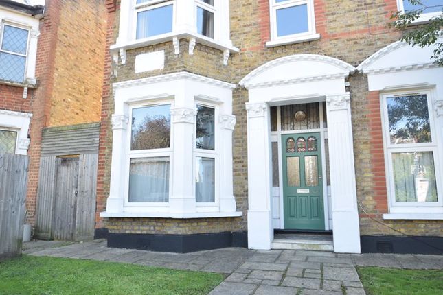 Thumbnail Flat to rent in Queens Road, London