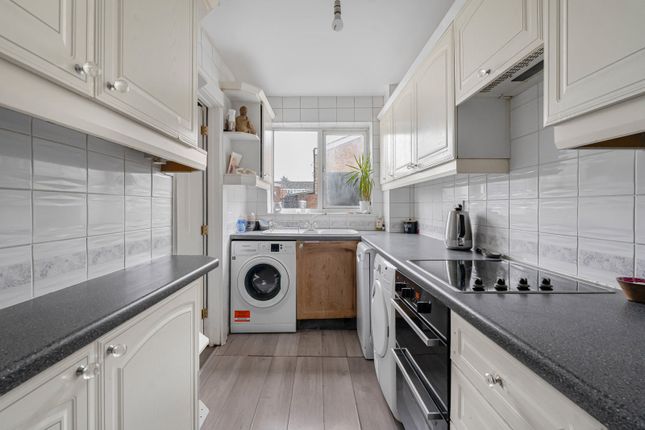 27, Falcon Way, Surrey photo 3