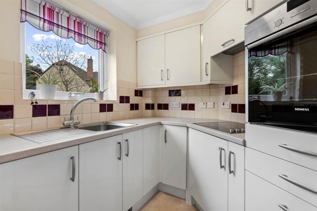 16, Swan Court, Stratford-Upon-Avon photo 3