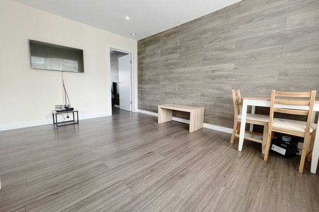 Flat 3, 28, Vicarage Farm Road, Hounslow photo 3