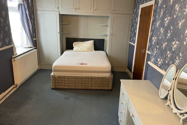 Thumbnail Room to rent in Worcester Gardens, Ilford