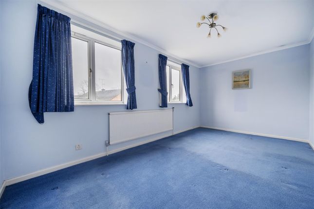 52, Oaklands Drive, Wokingham photo 3