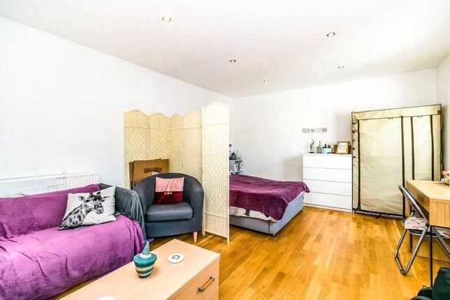 Flat 4, 43B,, Bridge Road, Surrey photo 2
