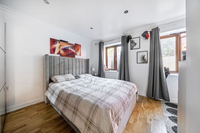 Flat A, 24 Island Road, London photo 4