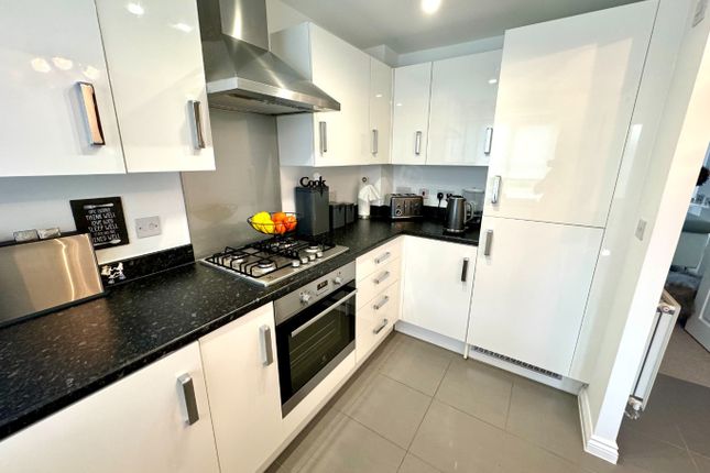 Terraced house to rent in Verde Close, Luton