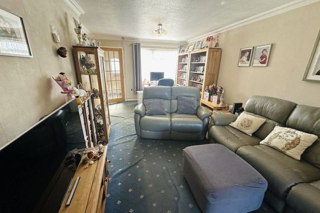 37, BROWNING CLOSE, THATCHAM photo 4