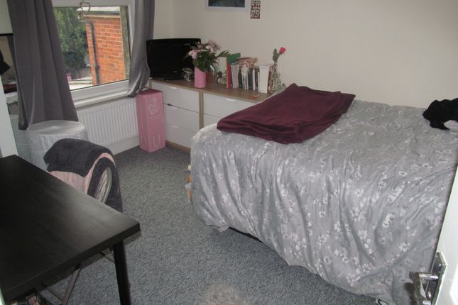 De Beauvoir Road, Reading photo 3