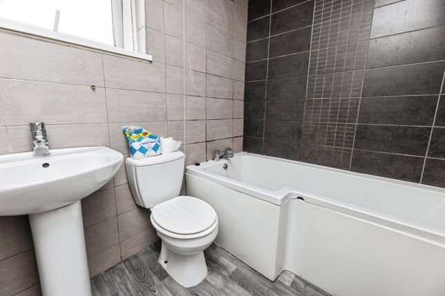 21, Royal Close, Leeds photo 3