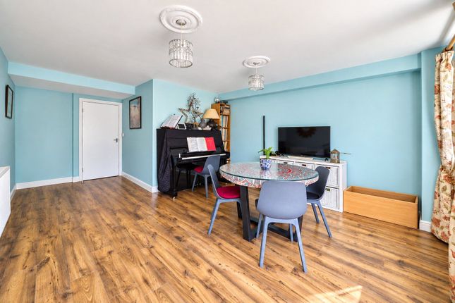 32, Beardsfield, London photo 3
