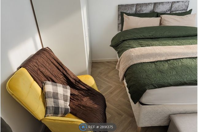 Flat, Violet Court Heybourne Crescent, London photo 2