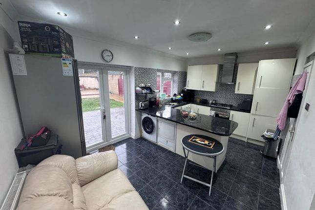 108, Hogarth Gardens, Hounslow photo 3