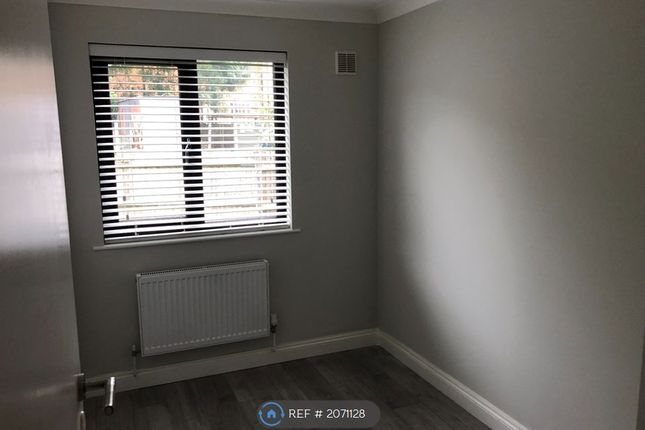 Flat to rent in Connaught Gardens, Morden