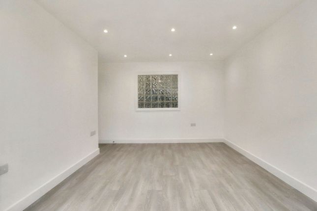 Flat 41, Geneva Court, 2 Rookery Way, London photo 2