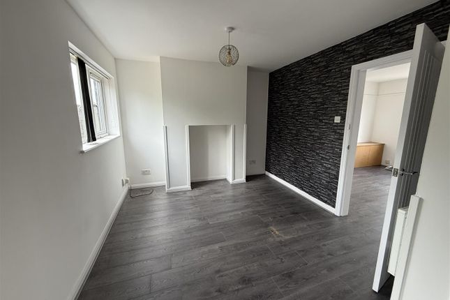 20, Grove Crescent, Brierley Hill photo 3