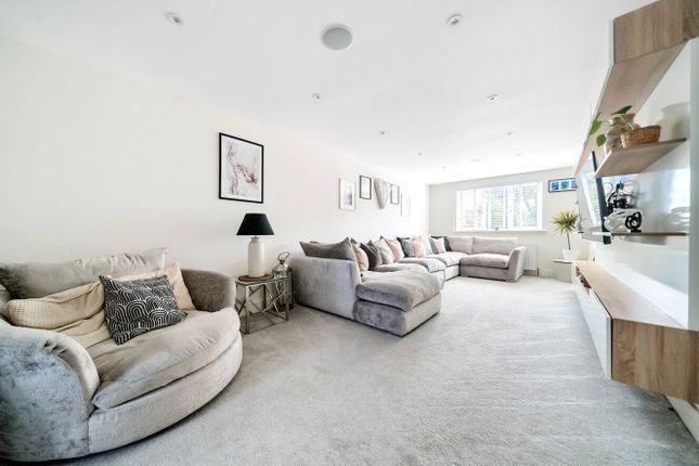 50, Badshot Park, Farnham photo 3