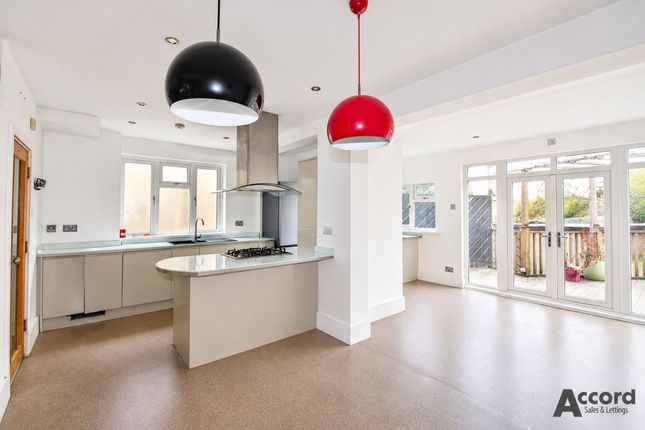 13 Pettits Boulevard, Romford photo 4
