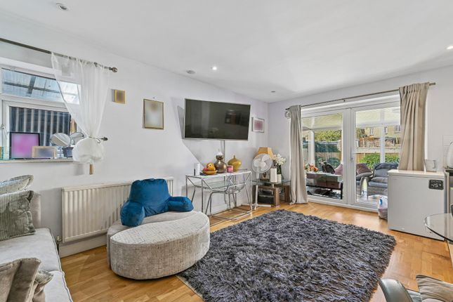 5, Plum Garth, London photo 4