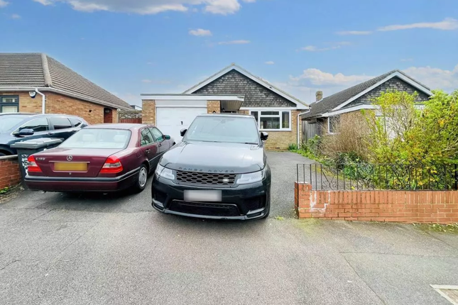 Bungalow to rent in Gooseberry Hill, Luton LU3