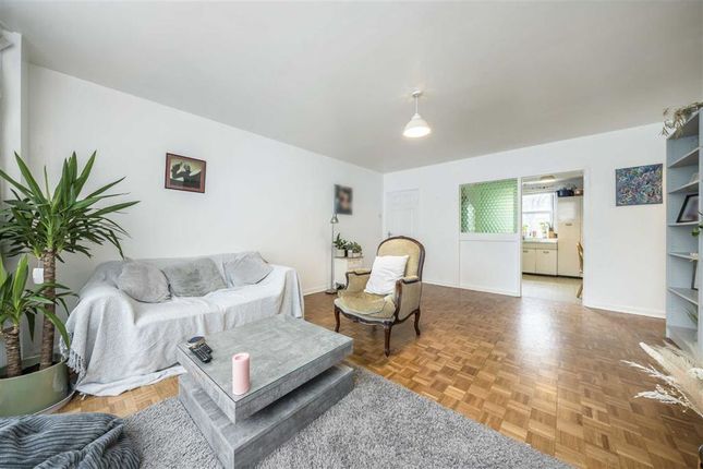 Flat for sale in Calais Street, London