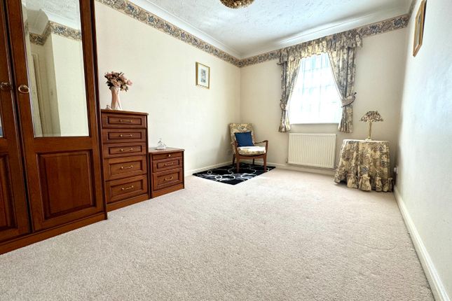 Detached house for sale in Hayton Close, Luton