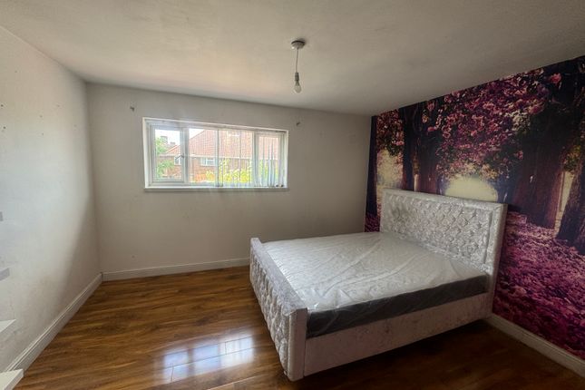 Thumbnail Shared accommodation to rent in Viola Avenue, Feltham
