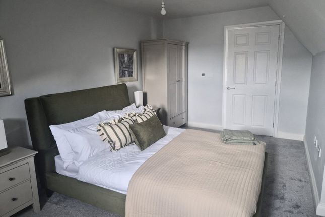 3, Johnson Close, Egham photo 3