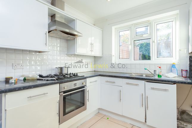 Flat to rent in Evelyn Road, London