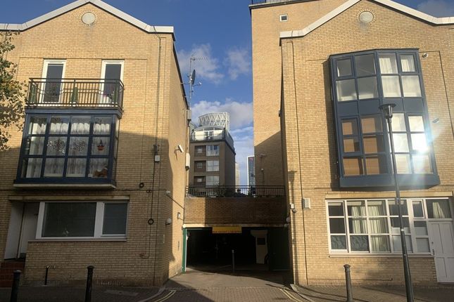 Lawrence Wharf, London photo 3