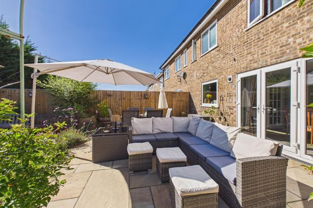 10, Hillary Close, Aylesbury photo 3