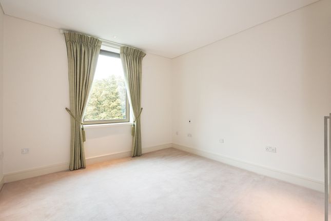 Flat to rent in Thornwood Gardens, London