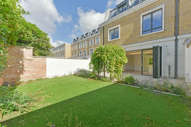 Town house for sale in Farm Lane