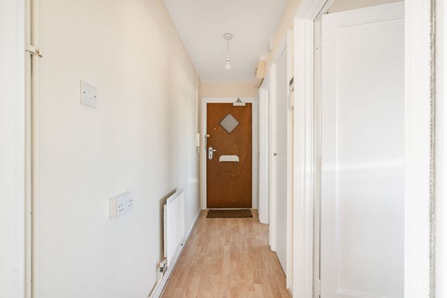 32 Clements Mead, Leatherhead photo 4