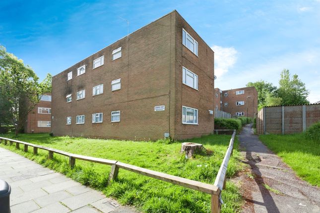 Thumbnail Flat for sale in Trefoil Crescent, Crawley