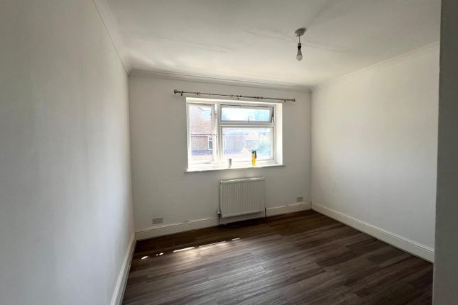 12A, Perry Close, Uxbridge photo 2