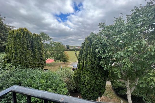 31, Glebeland Gardens, Shepperton photo 3
