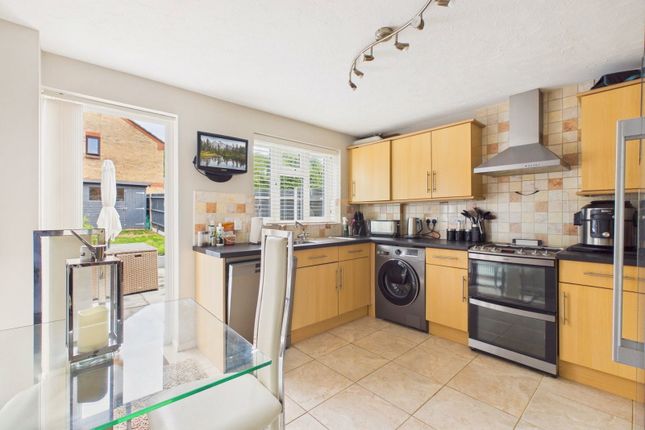 14, Robin Close, Horsham photo 2