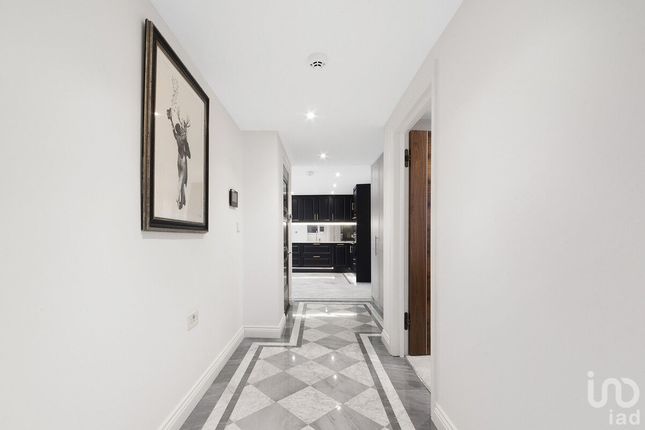 Flat for sale in Seven Sisters Road, London