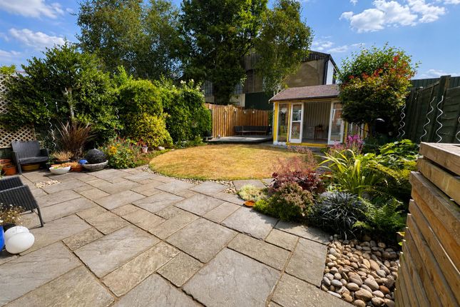 21, Stevenson Gardens, Leicester photo 2