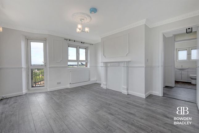 Flat to rent in Wallers Close, Woodford Green