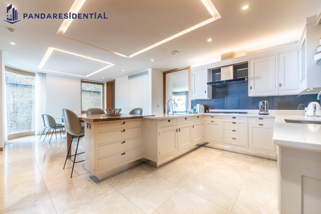 Flat for sale in Vicarage Gate House, London