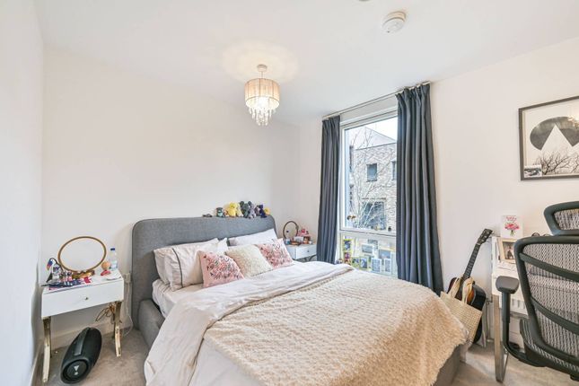 1-bed flat on Grove Park, Colindale, £350,000