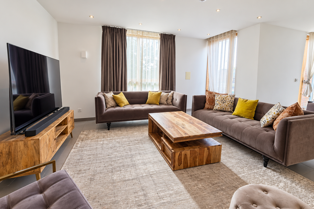 1-bed flat on Helenslea Avenue, London, £3,950/mo