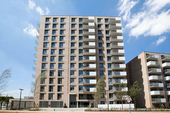 Flat to rent in Waterside Heights, Waterside Park, Royal Docks