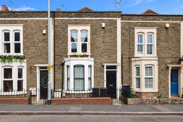 2-bed flat on 131a, High Street, Bristol, £160,000