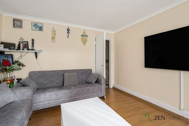 75 Albany Close, London photo 3
