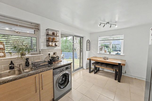9 Harmans Way, Weedon, Northamptonshire photo 3