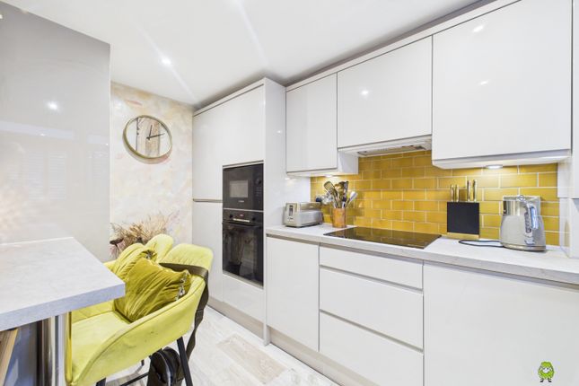 3-bed flat on 6, Draper Close, Belvedere, £285,000
