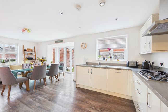 8 Moor Close, Chinnor photo 4