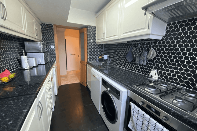 Thumbnail Flat to rent in Notting Hill Gate, London